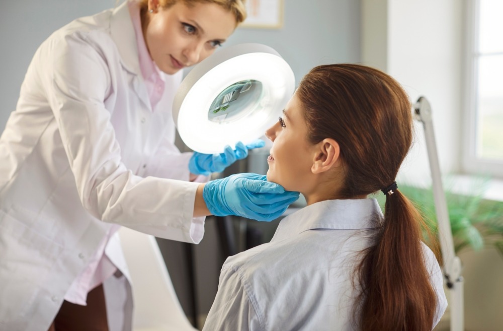 دكتور تجميل في الرياض يقوم بمعاينة الفتاة قبل اجراء التجميل
