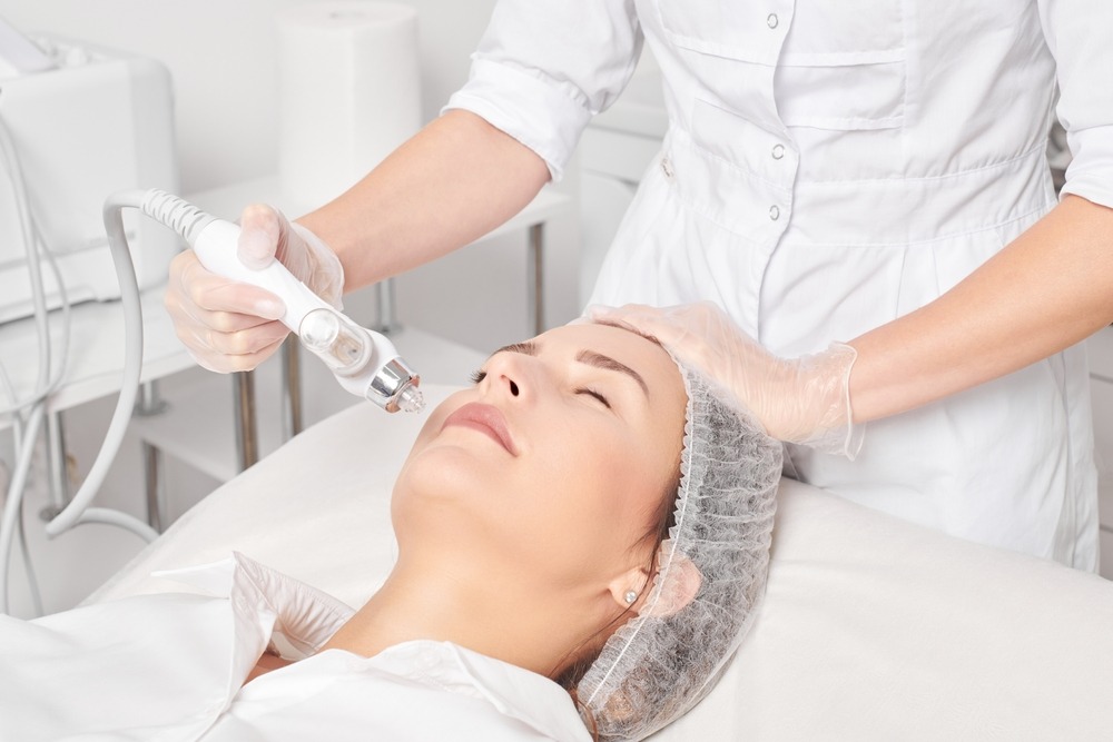 A patient during a non-surgical cosmetic procedure session with a specialized cosmetic surgeon at Novomed Riyadh